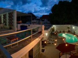 Moloch Hostel & Suites, B&B in Cancún