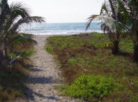 Jardin Pacifico / Beach En Suites, hotel v destinaci Canoa