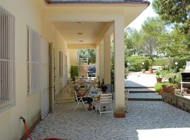 Villa con piscina e campo da tennis, hotel murah di Avola