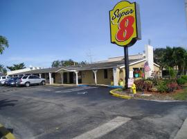 Super 8 by Wyndham Lantana West Palm Beach – motel w mieście Lake Worth