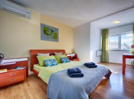 Seafront Suites Maja، فندق في فيس