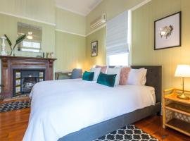 99 Kirkland Bed & Breakfast: Brisbane şehrinde bir Oda ve Kahvaltı