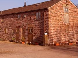 The Shippon Barn with Hot Tub and Private Pool, hotel v mestu Wirral