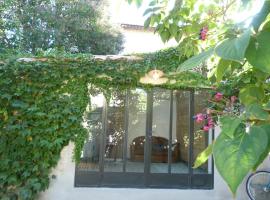 La Summer House avec Jardin, homestay in Arles