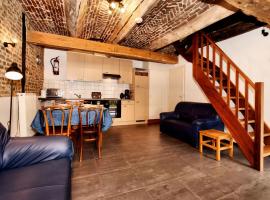 Nice apartments in a monumental square farm, hotel in Richelle