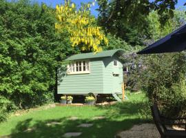 Cherryberry Lodges, B&B sa Abergavenny