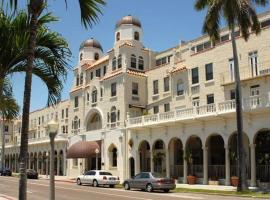Tropical Palm Beach 2 Bedroom 2 Bathroom Suite POOL -BEACH 2 Blocks Valet Parking Included – hotel w mieście Palm Beach