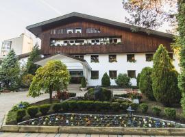 Family hotel Borova Gora, viešbutis su vietomis automobiliams mieste Pirdop