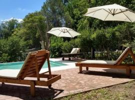 Entre Flores, hotel amb piscina a Los Hornillos