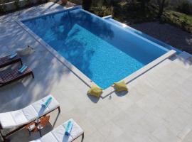 Villa Yanko, free parking, heated pool, sea view, own children's playground, excellent facilities, koča v Tučepih