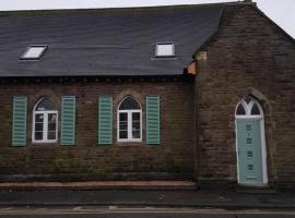 Renovated Church close to the beach, feriehus i Llanelli