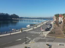 Apartamento en el paseo marítimo de Vilanova de Arousa a pie de playa, hotel in Villanueva de Arosa