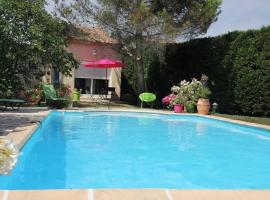 ENTRE AVIGNON et PONT DU GARD, vakantiewoning in Rochefort-du-Gard