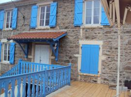 Maison LES BLEUETS, Hotel in Le Perréon