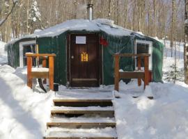 Aux Berges du lac Castor, glamping site in Saint-Paulin