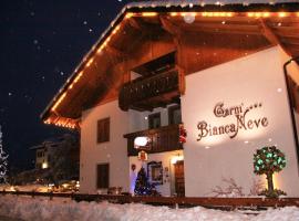 Garni Biancaneve Ruffrè-Mendola, hotel u gradu 'Mendola'