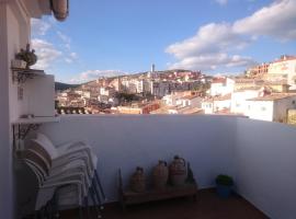 La terraza de Maxi Casa completa, hotel en Cuenca