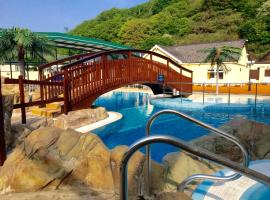 Cardigan Bay Holiday Park, glamping site in Cardigan