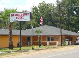 Ranch House Motel Marksville, hotel com estacionamento em Marksville