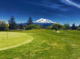 Lake Shastina Golf Resort, golf hotel in Weed