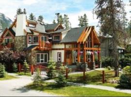 Beaujolais Boutique B&B at Thea's House, bed and breakfast en Banff