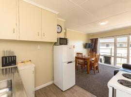 Waitangi Beach Bach 30A, hotel in Paihia