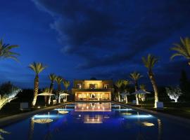 Adnaa - Modern Villa with 2 pools, sauna, hammam, tennis court & home cinema, allotjament vacacional a Douar Caïd Layadi