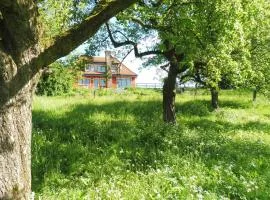 Kleine Villa im wilden Garten