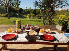 Modern Villa in Saint-Pierre-de-Vassols with Private Pool, hotel di Saint-Pierre-de-Vassols