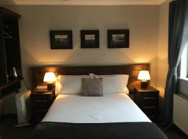 The Midway Bar & Guesthouse, bed and breakfast en Dungloe