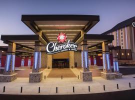 Cherokee Casino Hotel Roland, hotel dengan parking di Roland