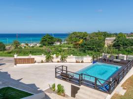 Luxury 2BR Home facing Beach w/Pool Montego Bay #5, гольф-готель у Монтего-Бей