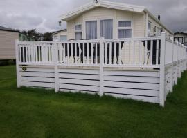 Bude Caravan Caromax - Families and Couples Only, hotel in Bude