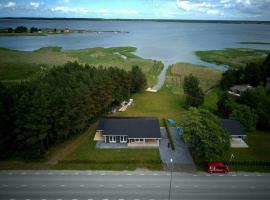 Mereranna Puhkemajad, hotel poblíž významného místa Marina of Koguva, Orissaare