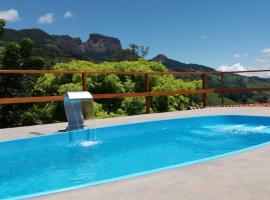 chales azaleia todos, hotel cerca de Pedra do Bauzinho, São Bento do Sapucaí