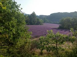 Les Vallons Holiday Home, hotel di Lioux