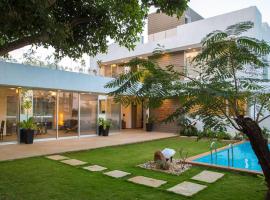El House by StayVista - Unwind in a Villa with Pool and Lush Lawn, hotel con parcheggio a Lonavala