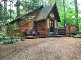 Glacier Springs Cabin #16 - This is a great cottage with WiFi, and a hot tub，Warnick的飯店