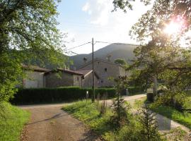 Mas el Llach, rumah desa di La Vall de Bianya