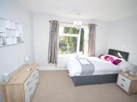 Whole House - Sleeps 5 - near town centre - off road parking, holiday home sa Hinckley