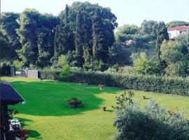 A house between Ancient Olympia and the Ionian Sea, hotel amb aparcament a Levendokhórion