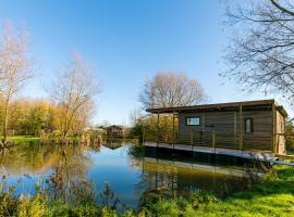 Fairwood Lakes Holiday Park, chalet in Westbury