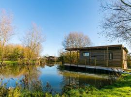 Fairwood Lakes Holiday Park, luxury hotel in Westbury