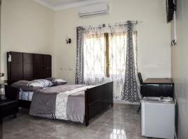 3A's Guest House, hotel s parkiriščem v mestu Akosombo