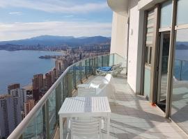 Luxury Penthouse on the 42nd floor with amazing sea views, hotel near Aqualandia, Benidorm