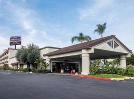 Howard Johnson by Wyndham Fullerton/Anaheim Conference Cntr, hotel a Fullerton