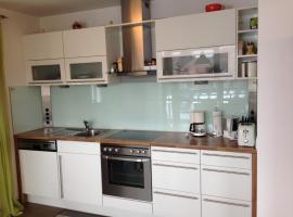 Helle großzügige ruhige Dreizimmerwohnung in Altstadtnähe mit Tiefgaragenstellplatz, hotel a Landshut