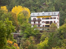 Hostal Les Fonts, hotel v destinaci Castellar de NʼHug