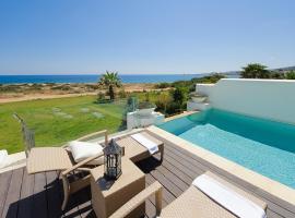 Luxury Bay View Villa 28 Right On The Beach &ndash; hotel w mieście Protaras