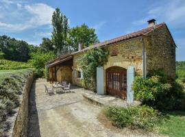 Traditional holiday home with pool, hotel di Saint-Cernin-de-lʼHerm